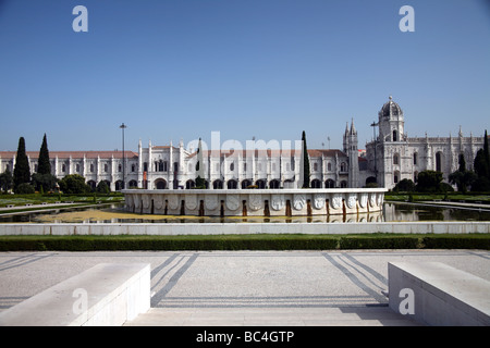 Mosteiro Dos Jeronimos und das Nationale Archäologische Museum (Museu Nacional de Arqueologia) in Belém. Stockfoto