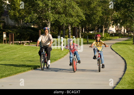 Vater Fahrrad Fahrrad Fahrrad zusammen außerhalb 6-7-8-9Jahre alt Jahre Kalifornien ethnischen. helm United States HERR © Myrleen Pearson Stockfoto