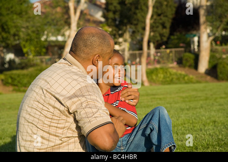 Kalifornien 2008.  Afrikanisch-amerikanischen Eltern Vater und Sohn genießen einander außerhalb. Herr © Myrleen Pearson Stockfoto