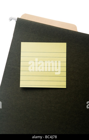 Leere gefütterte Notizzettel auf grünen hängen Dateiordner. Registerkarte "des Ordners" Manila "innere hängende Ordner. Isoliert auf weiss. Stockfoto
