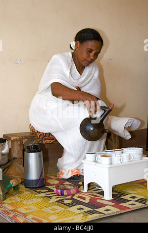 Kaffee-Zeremonie aus Addis Abeba in Äthiopien am Horn von Afrika Stockfoto