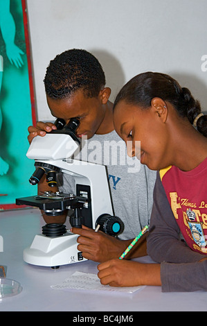 Studierende Wissenschaft in Addis Abeba in Äthiopien am Horn von Afrika Stockfoto