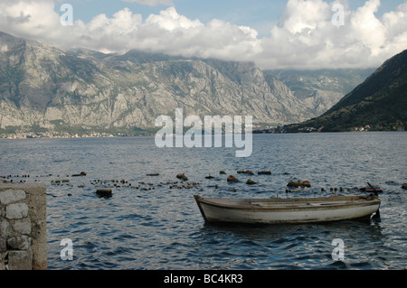 Einen herrlichen Meerblick auf die Bucht von Kotor aus dem Dorf Perast gesehen, an der Küste von Montenegro. Stockfoto