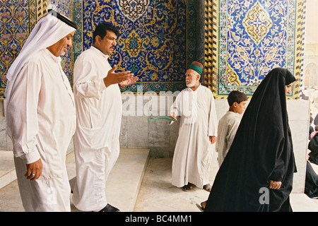 Anbeter Eingabe der Imam Husain Moschee und Heiligtum in der heiligen Zeit der Ashura, in Kerbala, Irak. Stockfoto