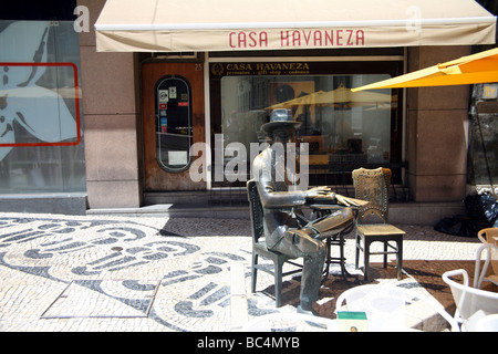 Dichter Fernando Pessoa Statue A Brasileira Pastelaria Baixa Altstadt, Lissabon. Stockfoto