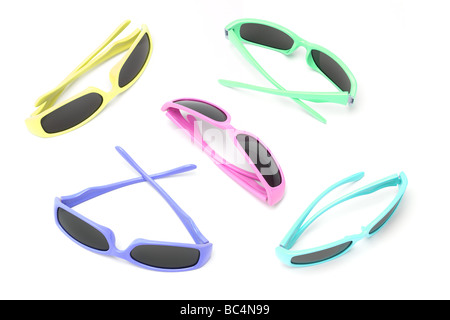 Multicolor Spielzeug Sonnenbrille auf weißem Hintergrund angeordnet Stockfoto