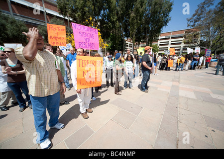 Teilnehmer einer pro Forschung-Rallye an der UCLA verteidigen die Verwendung von Tieren in der biomedizinischen Forschung am Earth Day. Stockfoto