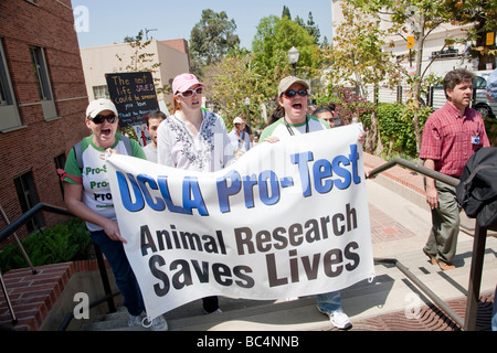 Teilnehmer einer pro Forschung-Rallye an der UCLA verteidigen die Verwendung von Tieren in der biomedizinischen Forschung am Earth Day. Stockfoto