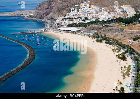 Las Teresitas Strand in der Nähe von Santa Cruz auf Teneriffa auf den Kanarischen Inseln. Stockfoto