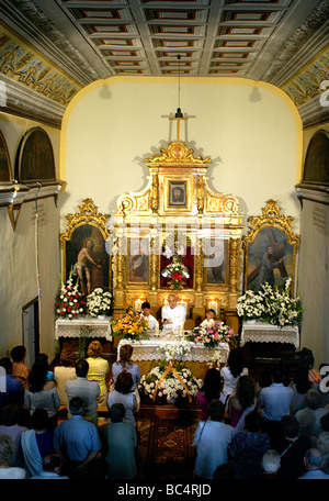 Spanien.   Messe in der Dorfkirche La Muela in Aragon zeigt des Priesters am Altar und seine Gemeinde Stockfoto