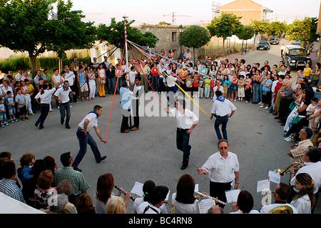 Spanien. Aragon, La Muela.  Dorf Fiesta.  Männer tanzen - Vistiendo (Verband eine mit Dorfbewohnern auf. Stockfoto