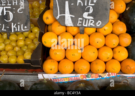 Obst & Gemüsestände im Mercado Central, Libertad, Cádiz, Andalusien, Spanien. Stockfoto