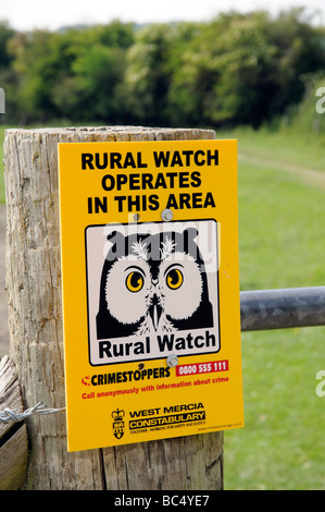 Ländliche Uhr Mitteilung angezeigt auf einem Bauernhof Zaun auf dem Lande Shropshire Stockfoto