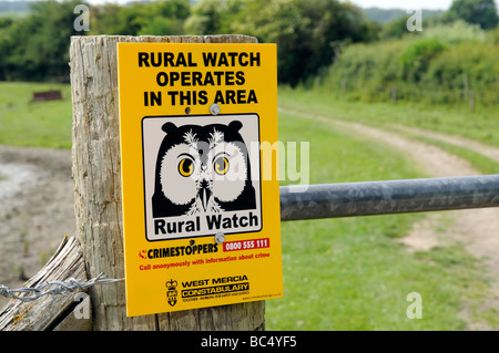Ländliche Uhr Mitteilung angezeigt auf einem Bauernhof Zaun auf dem Lande Shropshire Stockfoto