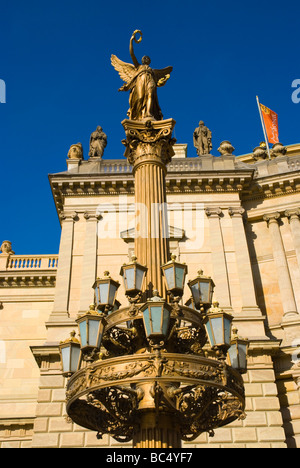 Statue vor Rudolfinum Konzerthalle in Josefstadt (Josefov) das jüdische Viertel der Altstadt Prag Tschechische Republik Europa Stockfoto