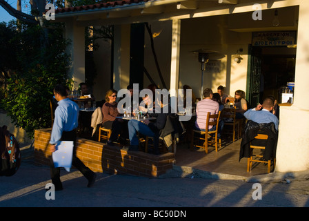 Bar und Café-Terrasse in Plaka Viertel von Athen Griechenland Europa Stockfoto