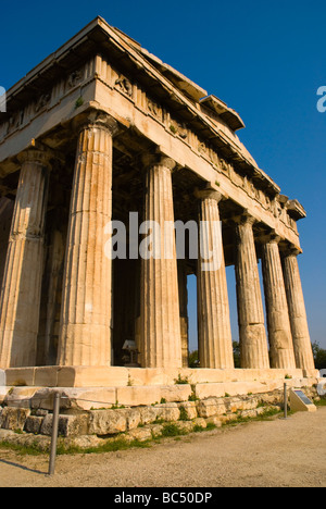 Tempel des Hephaistos in Ancient Agora Wih Tempel des Hephaistos im Hintergrund im Plaka Viertel von Athen Griechenland Europa Stockfoto