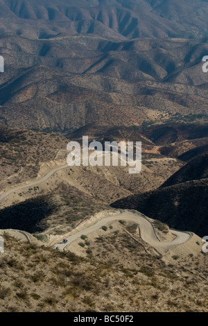 Kurvenreiche Straße durch die zerklüfteten Berge und Landschaften des Bereichs Sierra Gorda in Querétaro in Mexiko Stockfoto