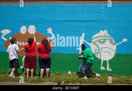 Jugend freiwillige Farbe Wand im City Park Stockfoto