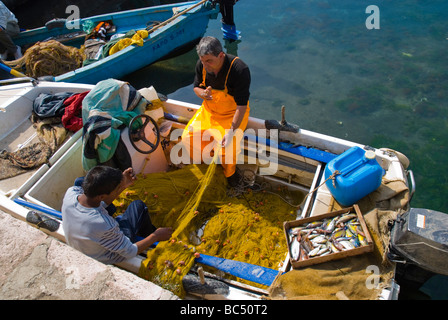 Fischer in den Fängen in Saranda Albanien Europa bringen Stockfoto