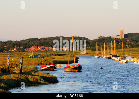 Morston Creek, Blick nach Osten in Richtung Blakeney Kirche, Norfolk England UK Stockfoto