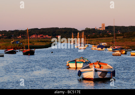 Morston Creek, Blick nach Osten in Richtung Blakeney Kirche, Norfolk England UK Stockfoto