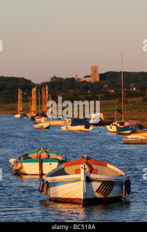 Morston Creek, Blick nach Osten in Richtung Blakeney Kirche, Norfolk England UK Stockfoto