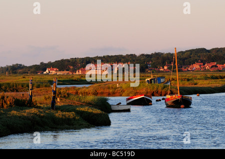 Boote am Morston Creek, Blick in Richtung Blakeney, Norfolk England UK Stockfoto