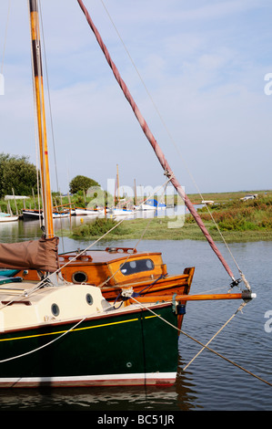 Boote im Hafen von Blakeney, Norfolk England UK Stockfoto