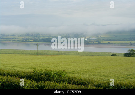 Ein Blick über den Fluß Taw eingehüllt In frühen Morgennebel aus Bickington Nord-Devon England Stockfoto