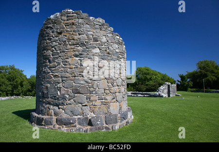 Überreste des 6. Jahrhunderts Rundturm an der klösterlichen Site bei Nendrum auf Mahee Insel Grafschaft, Nord-Irland Stockfoto