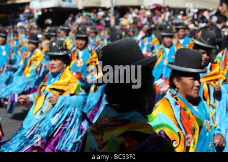 Cholitas in traditioneller Kleidung tanzen die Morenada beim Gran Poder Festival in La Paz, Bolivien Stockfoto
