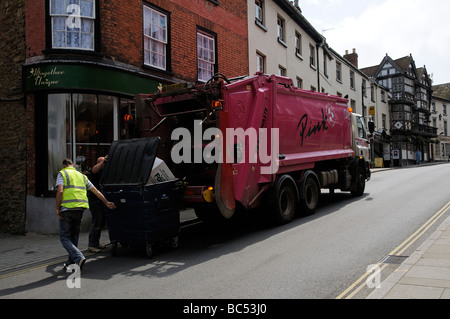 Sammeln von kommerziellen Binmen und Handel verschwenden in Ludlow Shropshire England UK Stockfoto