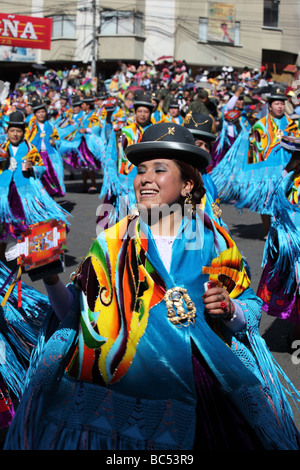 Cholitas in traditioneller Kleidung tanzen die Morenada beim Gran Poder Festival in La Paz, Bolivien Stockfoto