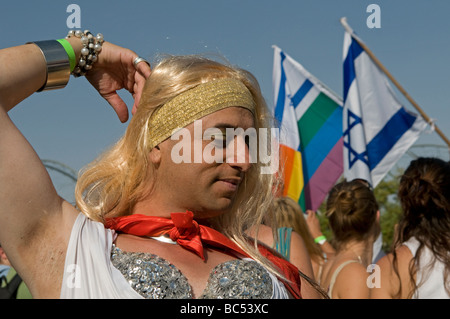 Ein Transvestit, der während der Pride Parade in West-Jerusalem in Israel posiert Stockfoto