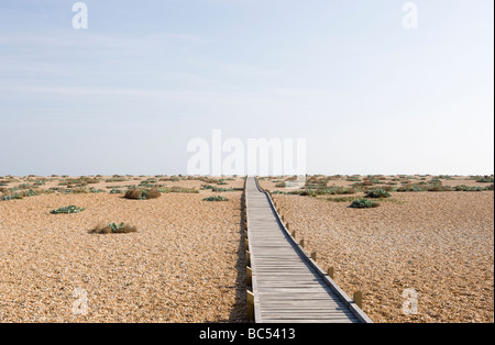 Strand und zu Fuß Weg Dungeness Kent England Schindel Stockfoto