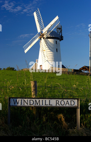 Roadsign Windmühle Straßen- und Ballycopeland Windmühle historisches Monument und touristische Attraktion Grafschaft, Nord-Irland Stockfoto