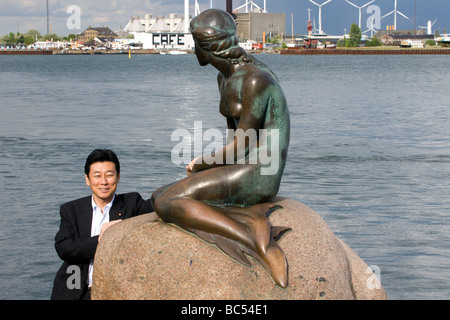 Happy Tourist mit The Little Mermaid Stockfoto