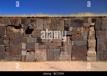 MAGNITIZED mit Steinen die AKAPANA Tempel in den Ruinen von TIWANAKU URBAN STAGE 13:00 Stockfoto