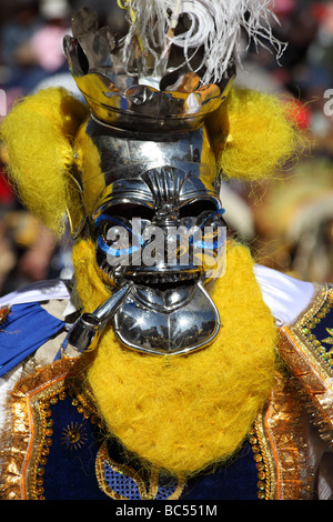 Porträt einer rey moreno morenada Tänzerin mit silberner Maske und gelbem Bart, Gran Poder Festival, La Paz, Bolivien Stockfoto