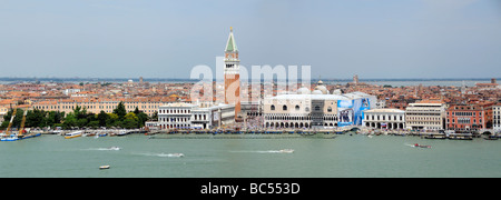 Venedig, Venetien/Italien: Panoramablick auf San Marco mit Campanile und Dodge's Palace, nur redaktionell. Stockfoto