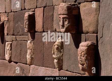 HALB unterirdischen Tempel mit geschnitzten Feind leitet TIWANAKU Ruinen URBAN STAGE 1 AD 374 n. Chr. Stockfoto