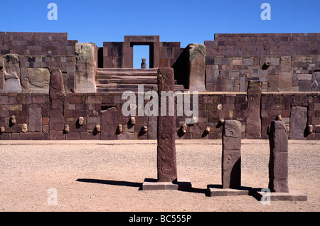 Drei Stelen im halb unterirdischen Tempel in den Ruinen von TIWANAKU URBAN STAGE 1 AD 374 n. Chr. Stockfoto