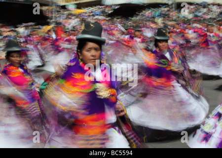 Cholitas in traditioneller Kleidung tanzen die Morenada beim Gran Poder Festival in La Paz, Bolivien. Foto mit langer Belichtung und Bewegungsunschärfe. Stockfoto