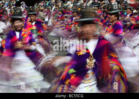 Cholitas in traditioneller Kleidung tanzen die Morenada beim Gran Poder Festival in La Paz, Bolivien. Foto mit langer Belichtung und Bewegungsunschärfe. Stockfoto