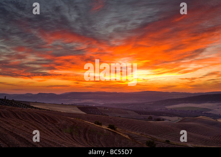 Morgendämmerung über Sierra del Tablon gesehen von nr Las Mesas & Cerro de Los Villares in der Provinz Cádiz, Andalusien, Spanien. Stockfoto