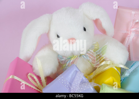 Osterhase mit Geschenken Stockfoto