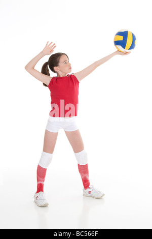 Süße kaukasische Mädchen, das den Ball im volleyball Stockfoto