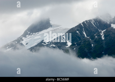 Gipfel der Chugach Range Alaska erscheinen durch Gewitterwolken Stockfoto