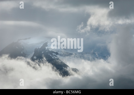 Gipfel der Chugach Range Alaska erscheinen durch Gewitterwolken Stockfoto